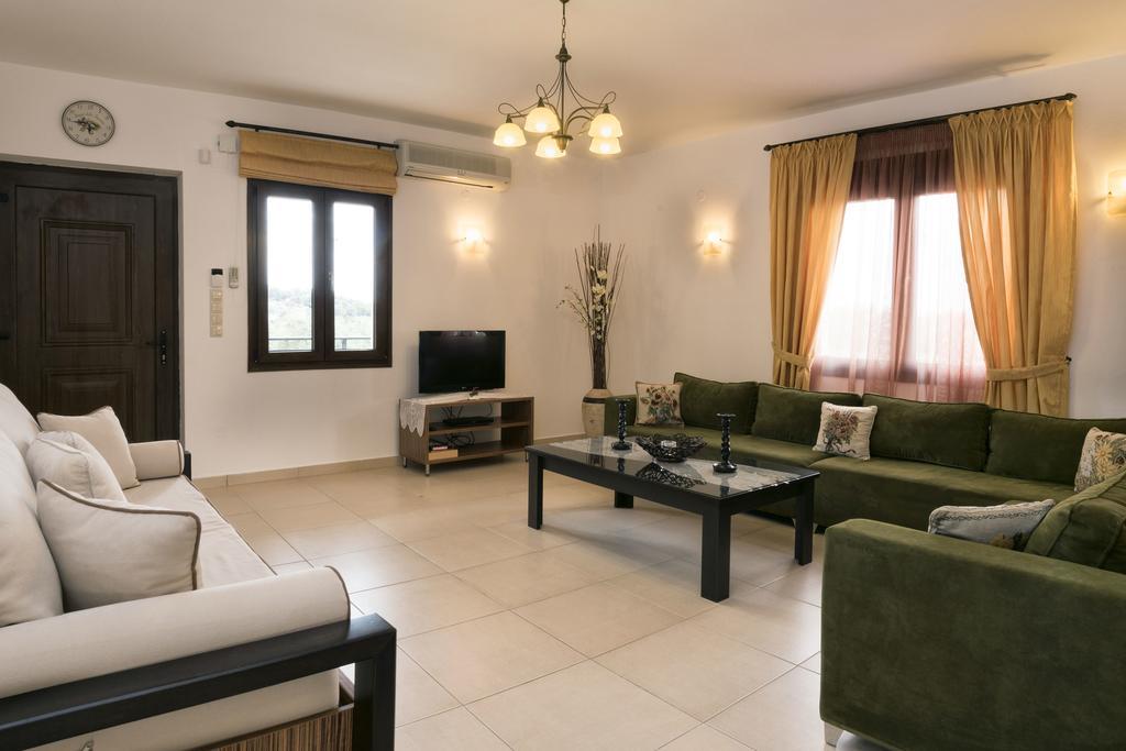 Villa Laga With Pool, 300M To Taverns, Childrens Area, Bbq! Kirianna Exteriör bild