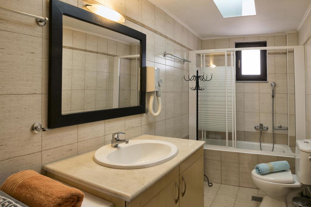 Villa Laga With Pool, 300M To Taverns, Childrens Area, Bbq! Kirianna Exteriör bild